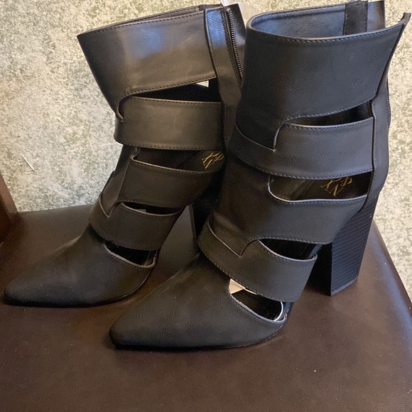 Shoes - Picture 2 of 3